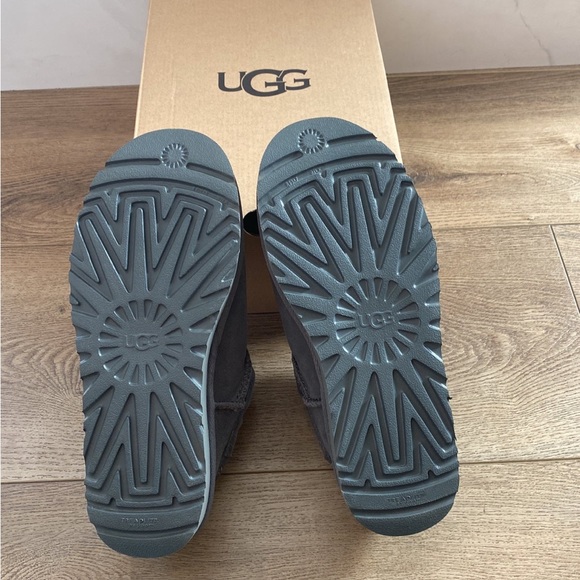 UGG women’s classic mini slipper various sizes - Picture 3 of 3